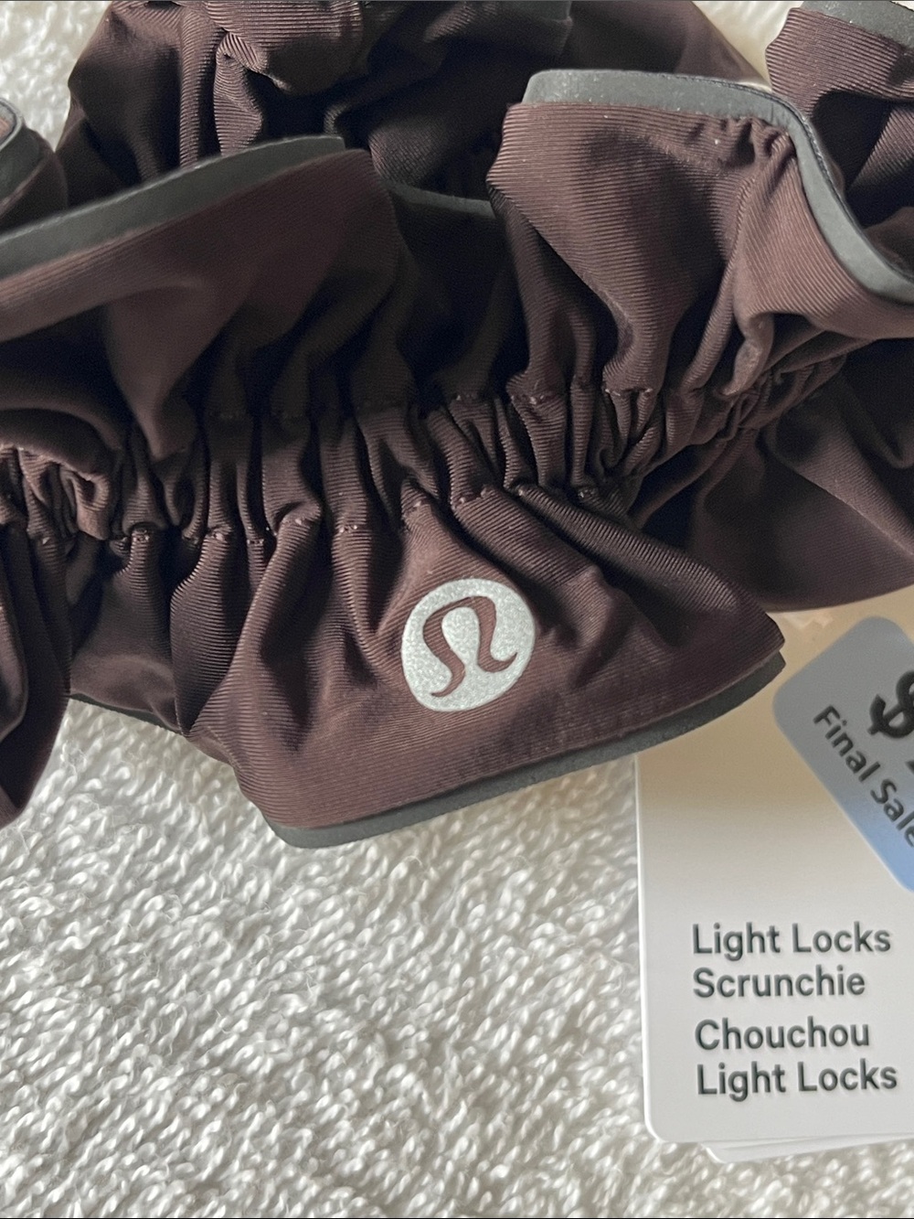 🆕 Lululemon Light Locks Scrunchie in expresso - Picture 2 of 3